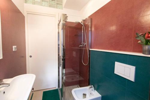 トリノにあるSanta Chiaraのバスルーム(シャワー、洗面台、トイレ付)