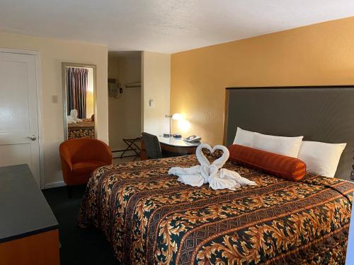 une chambre d'hôtel dotée d'un lit avec un oriel. dans l'établissement Sentinel Motel, à West Chester