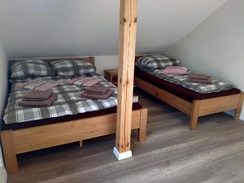 2 camas individuales en una habitación con 3 camas individuales que establece que en Nadbużańska Przygoda en Janów Podlaski