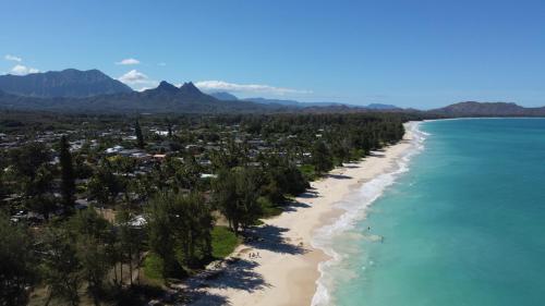 A bird's-eye view of Waimanalo Beach Cottages