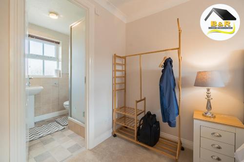 een badkamer met een douche, een toilet en een wastafel bij Javelin House- B and R Serviced Accommodation Amesbury, 3 Bed Detached House with Free Parking, Super Fast Wi-Fi and 4K Smart TV in Amesbury