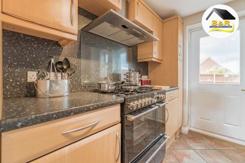 Een keuken of kitchenette bij Javelin House- B and R Serviced Accommodation Amesbury, 3 Bed Detached House with Free Parking, Super Fast Wi-Fi and 4K Smart TV