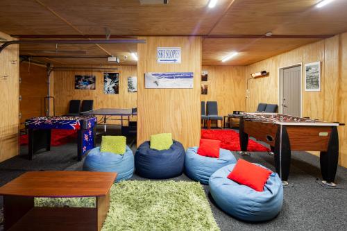 ein Zimmer mit Sitzsäcken und einer Tischtennisplatte in der Unterkunft White Peaks Villa in Queenstown