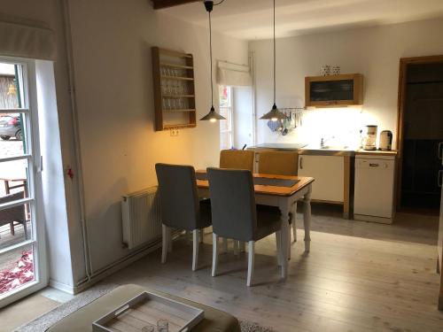 eine Küche und ein Esszimmer mit einem Tisch und Stühlen in der Unterkunft Ferienwohnung Hof Flüh in Klenzau