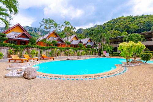 ein Resort mit einem Pool vor einem Gebäude in der Unterkunft Diamond Cave Resort in Railay Beach