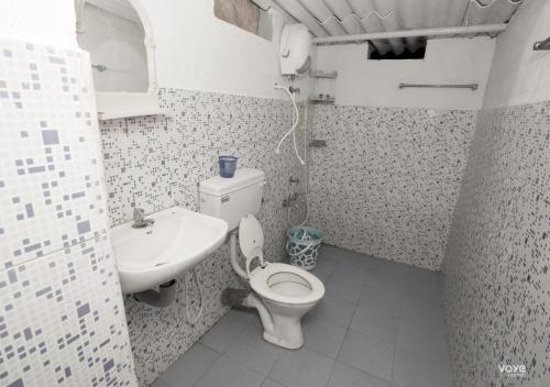 une salle de bains avec toilettes et lavabo dans l'établissement Moonlight Munnar Forest Bungalow with Private Waterfalls by VOYE HOMES, à Kanthalloor