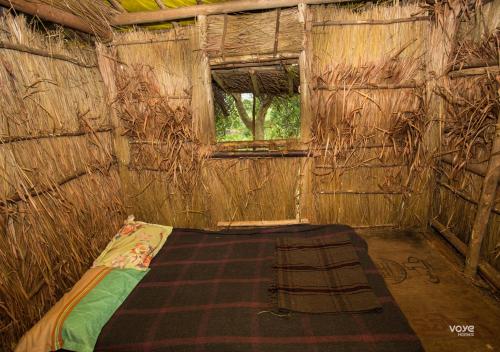 מיטה או מיטות בחדר ב-Moonlight Munnar Forest Bungalow with Private Waterfalls by VOYE HOMES