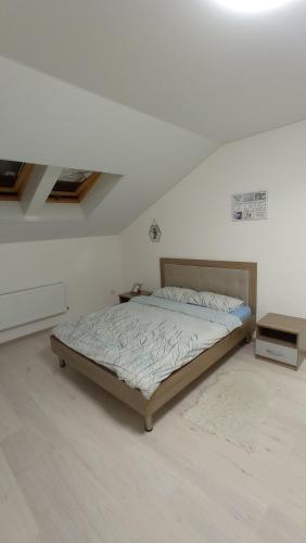 ein Schlafzimmer mit einem Bett in einem weißen Zimmer in der Unterkunft Apartament Buk in Riwne