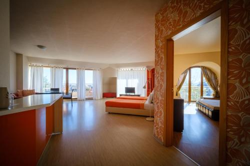 un grand salon avec un canapé et un lit dans l'établissement Family hotel Classic, à Varna