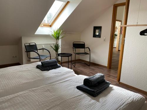 Giường trong phòng chung tại Sonnige Wohnung im Herzen von Marbach