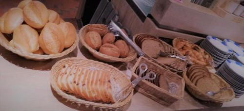 a group of baskets filled with bread on a table at Haus Caspari in Altenahr