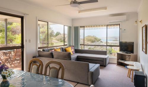 Area tempat duduk di Emu Bay Holiday Homes