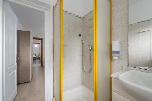 Et badeværelse på The Lincoln Suites - Central Shabbat Friendly Apartments
