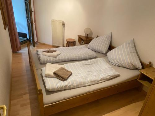 Postel nebo postele na pokoji v ubytování Residenz Schauinsland Todtnauberg - Fewo 17 - Sauna - Spielzimmer für Kinder - Nähe Feldberg
