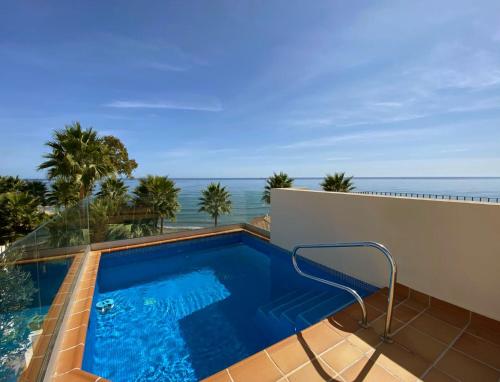 Bazén v ubytování Bahia de la Plata de Estepona Spain Boutique Appartment nebo v jeho okolí
