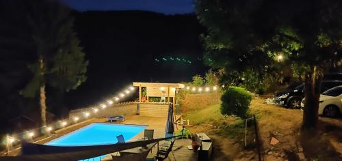Chevinay的住宿－Halte du Vert Coteau，游泳池,晚上有灯光环绕着它