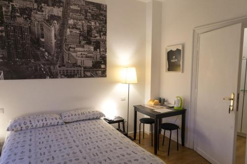 ローマにあるAlmond Tree Vaticanのベッドルーム1室(ベッド1台、ランプ付きデスク付)