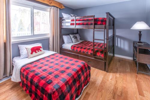 Двухъярусная кровать или двухъярусные кровати в номере 4 Bedroom Rustic Chalet