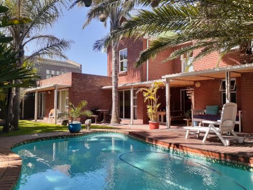 una piscina frente a una casa en Elements Cape Town, en Table View