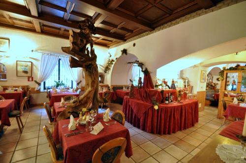 アラッバにあるHotel Al Forteの赤いテーブルクロスのテーブル2台付きレストラン