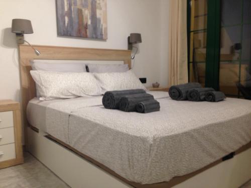 1 dormitorio con 1 cama con 2 toallas en Castillo Mar 87, en Caleta de Fuste