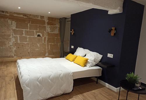 - une chambre avec un lit blanc et des oreillers jaunes dans l'établissement A 4 min du Zoo de Beauval La Maison à Partager Ch2 1er étage, à Saint-Aignan