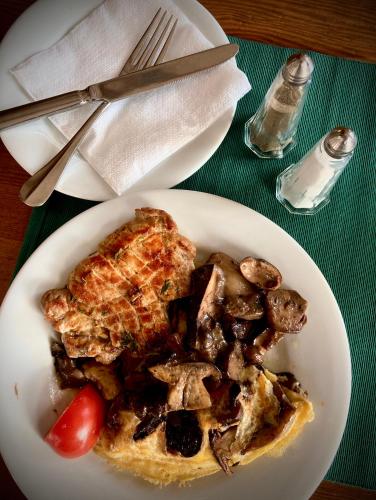 ゲストハウスの敷地内または近くでの食事または食べ物