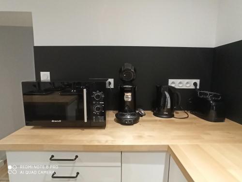 a kitchen counter with a microwave and a coffee maker at A 4 min du Zoo de Beauval La Maison à Partager Ch3 1er étage in Saint-Aignan