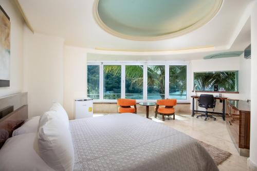 Ένα ή περισσότερα κρεβάτια σε δωμάτιο στο Puerto Vallarta South Shore Luxury Suites,