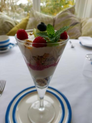 een dessert in een glas op een bord op een tafel bij Boscastle House in Boscastle