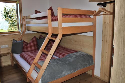 a couple of bunk beds in a cabin at AlpenApartment Zillertal in Hainzenberg