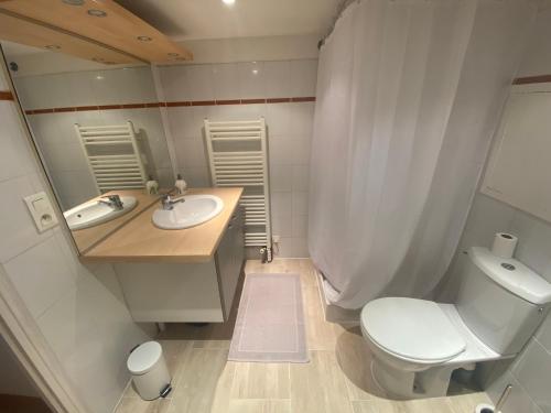 une salle de bain avec des toilettes blanches et un lavabo dans l'établissement Le panorama de la vicomté, à Dieppe