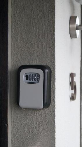 a door with a black and white door knob at Ferienwohnung Frankenhäuser in Schwerte