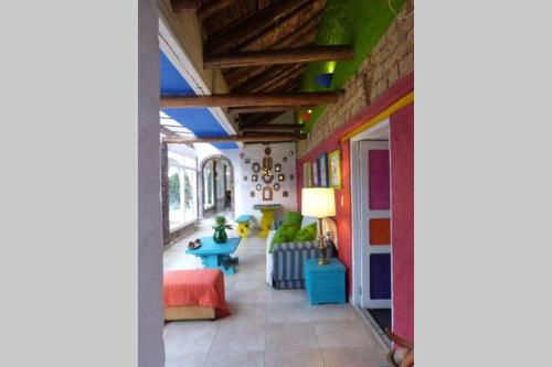 een hal met een woonkamer met kleurrijke muren bij ARCOS DE LA LOMA in Paipa