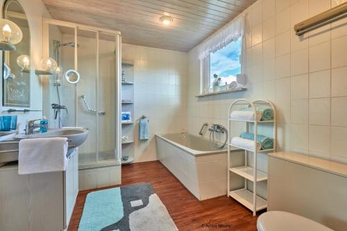 y baño con bañera, lavabo y aseo. en Ferienhaus Werner, en Liebenburg