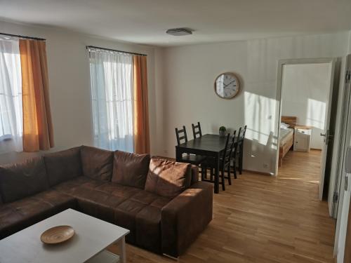 un soggiorno con divano e tavolo di Sunny apartmán Deštné 3+kk a Deštné v Orlických horách