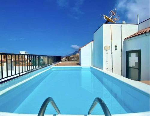 una piscina en el techo de una casa en Studia Puerto de Santiago, en Puerto de Santiago
