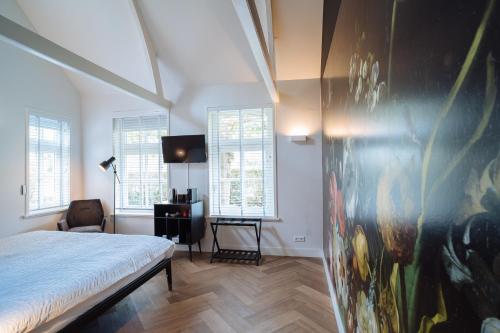 ein Schlafzimmer mit einem Bett und einem Wandgemälde in der Unterkunft Boutique B&B Oud Aa in Breukelen