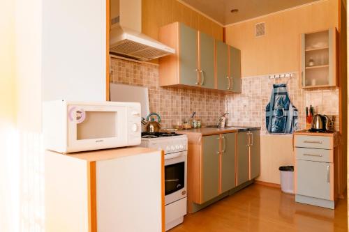 cocina pequeña con microondas y fogones en Seaside apartment, en Aktau