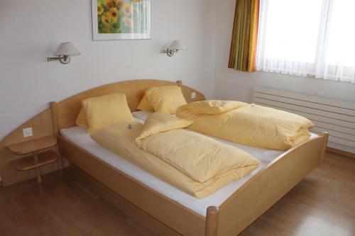 En eller flere senge i et værelse på Chasa Adriana
