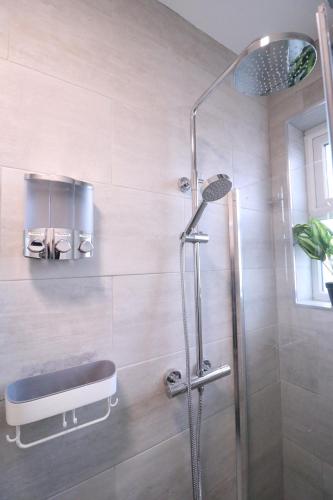 eine Dusche mit Glastür im Bad in der Unterkunft Amaya Five - Newly renovated - Very spacious - Sleeps 6 - Grantham in Grantham