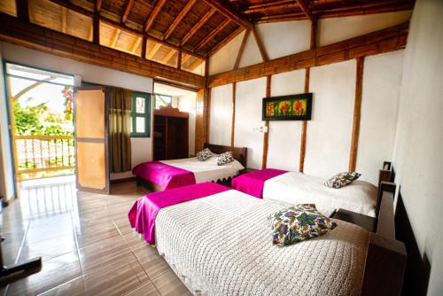 Un pat sau paturi într-o cameră la Eco Hotel las Palmas