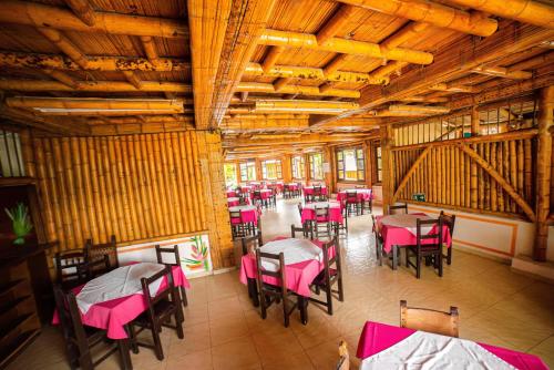 アルメニアにあるEco Hotel las Palmasのテーブルと椅子が備わるレストランのオーバーヘッドビュー