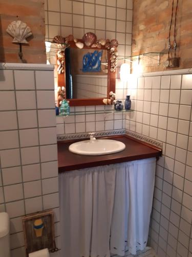 a bathroom with a sink and a mirror at casa da sereia Mermaid Lounge in Ilhabela