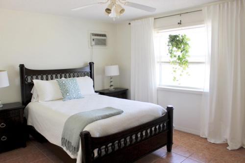 מיטה או מיטות בחדר ב-Palm Point Loft