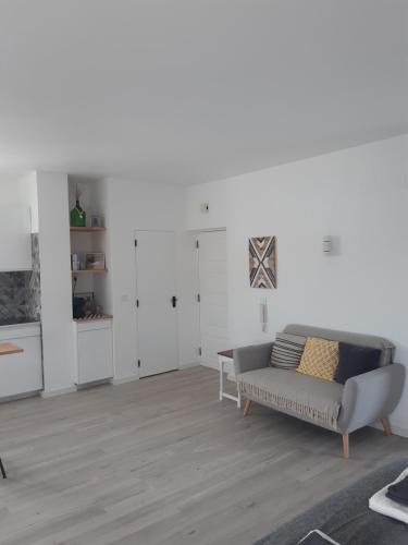 Uma área de estar em CasaDuarte "NAU Deluxe Studio"