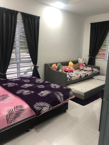 Katil atau katil-katil dalam bilik di Ramadhina Eagle Eye View Home2stay Emerald Avenue
