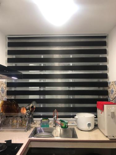 Dapur atau dapur kecil di Ramadhina Eagle Eye View Home2stay Emerald Avenue
