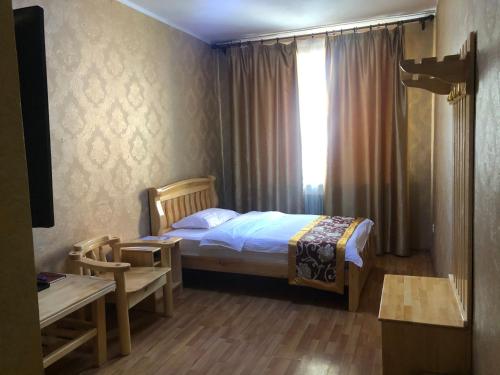 Un pat sau paturi într-o cameră la Land Hotel