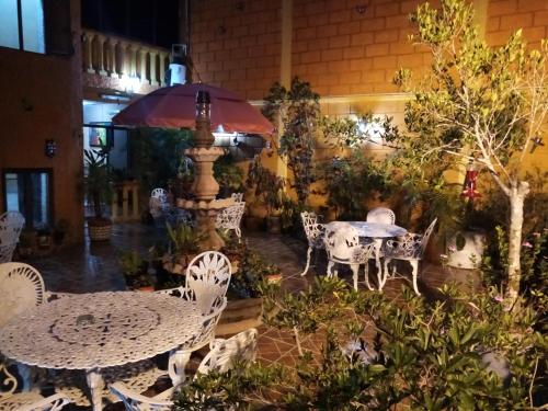 a patio with a fountain and tables and chairs at POSAD FAMILIAR EL PARAiSO in Xilitla